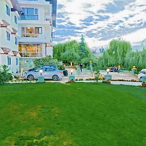 whistling-pines-resort.shimlahotels.net/
